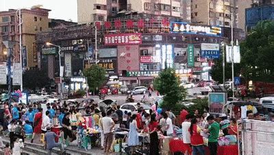 贵州遵义赤水市地摊夜市一条街好热闹，久违的烟火气回来了_市民