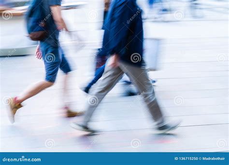 People Walking Blur 的图像结果