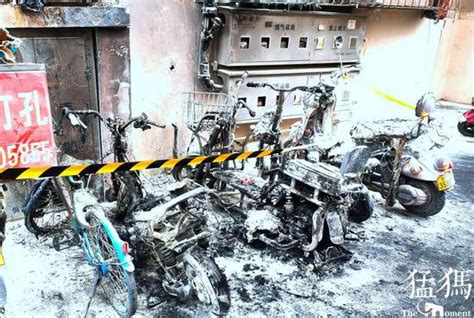 郑州一小区因飞线充电引发火灾 4辆电动车被烧成骨架_手机新浪网