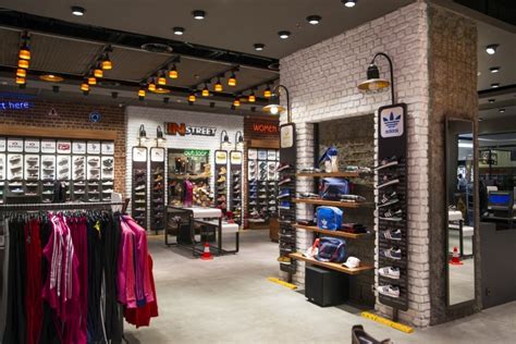 Adidas 全球最大旗舰店开业，为什么运动品牌爱上开线下店？ - 数英