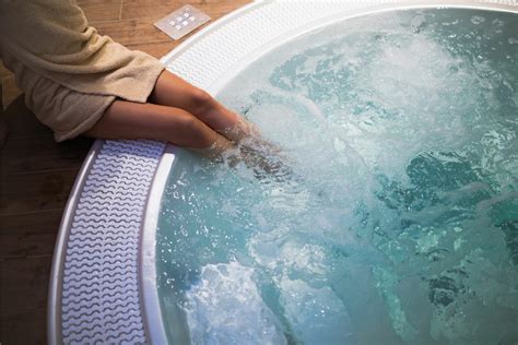 Jacuzzi Bath Remodel Costs: How to Save Money on Your Project