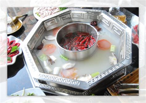 四川火锅的鸳鸯锅，让不能吃辣的情可以堪