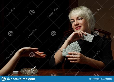 一名身着黑衣的白种金发女孩坐在桌子旁，与另一名女子打牌，以便脱衣服和吸烟 库存照片 - 图片 包括有 组合, 赌博: 160990284