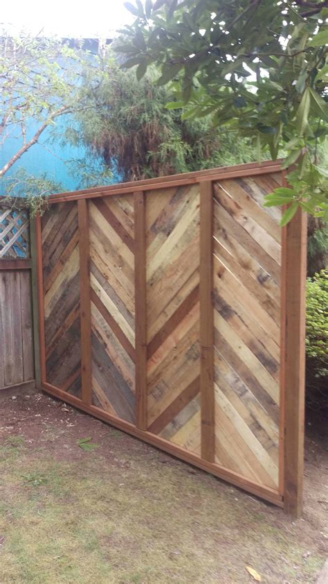 Pallet Fences • Page 4 of 4 • DIY Wood Pallet Projects & Ideas • 1001 ...
