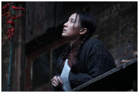 话剧《生死场》改编自同名小说《生死场》 ， 张乃莹于一九三五年在上海容光书局以“奴隶丛书”之名推出，张乃莹以“萧红”之笔名，一夜之间声名鹊起。