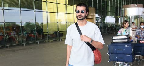 Sunny Kaushal’s Basic Airport Look Is Impressive & Brother Vicky ...