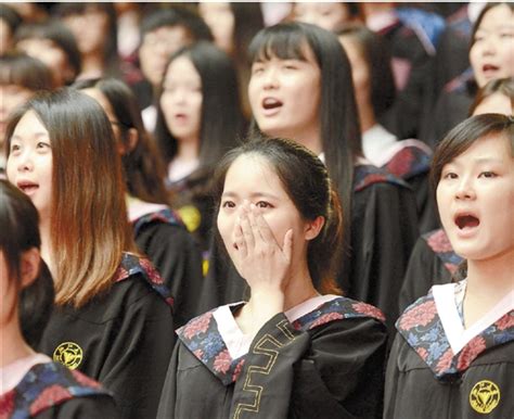 我校隆重举行2012届毕业典礼-浙江外国语学院