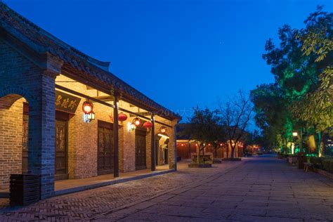旅游旺季过后，江苏窑湾古镇变得冷清，不过夜景很美_游客