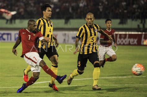 https://img.antarafoto.com/cache/1200x799/2016/09/06/laga-sepak-bola-indonesia-vs-malaysia-dh20-dom.jpg