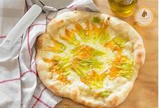 fiori di zucca con mozzarella pizza con mozzarella e fiori di zucca le mille e una fiori di zucca con mozzarella pizza con mozzarella e fiori di zucca le mille e una