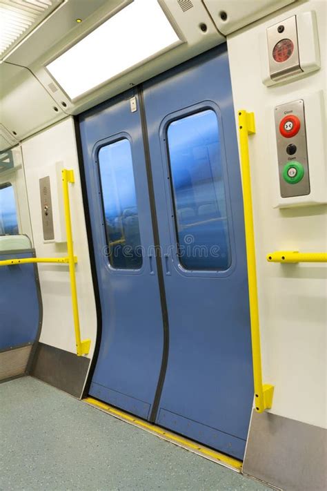 Local Train Closed-Door 的图像结果