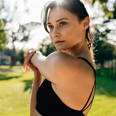 Los 7 mejores ejercicios para fortalecer la espalda en casa y ganar ...