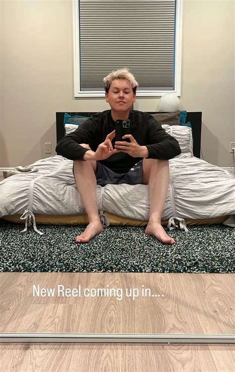 Drew Ryan Scott's feet