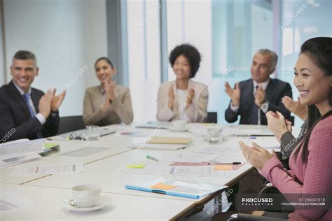 Business People Clapping 的图像结果