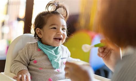 When Babies Can Eat Eggs - Recommendations & Risks | Pampers IN