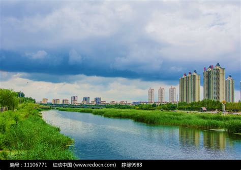 鞍山万水河与河岸上的建筑群高清图片下载_红动中国