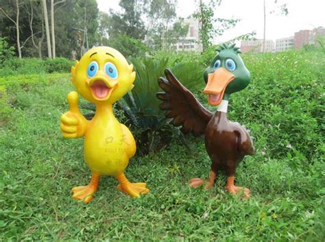 方圳玻璃钢卡通鸭子雕塑提升惠州公园人气-方圳雕塑厂