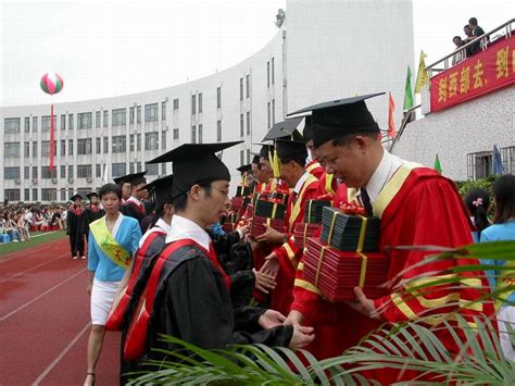 2005届学生毕业生典礼-广州大学新闻网
