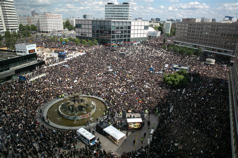 200,000 People Take to the Streets Against Racism in Germany - Left Voice