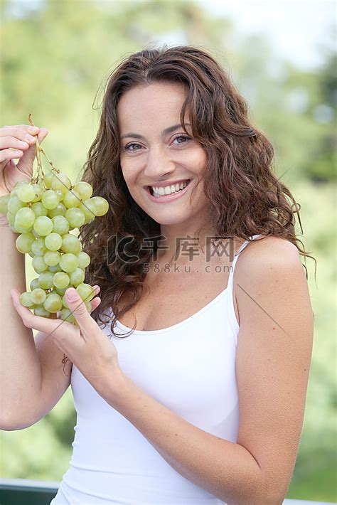 女人吃葡萄的特写高清摄影大图-千库网
