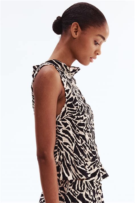 Women's Black/Patterned Smocked viscose top | H&M IN