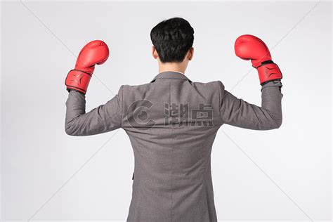 健身女性戴拳击手套展示动作高清图片下载-正版图片500895002-摄图网