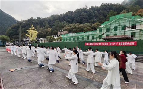 南池艺术广场亮相开放，曾经的巴中荷花池变身市民广场_四川在线