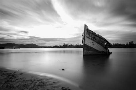 Abandoned boat in lake against sky | Premium Photo