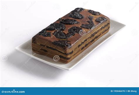 Lapis Legit O Mil Capas De Tarta Con Ciruelas Encima Y Llenando Un Indonesio Foto de archivo ...