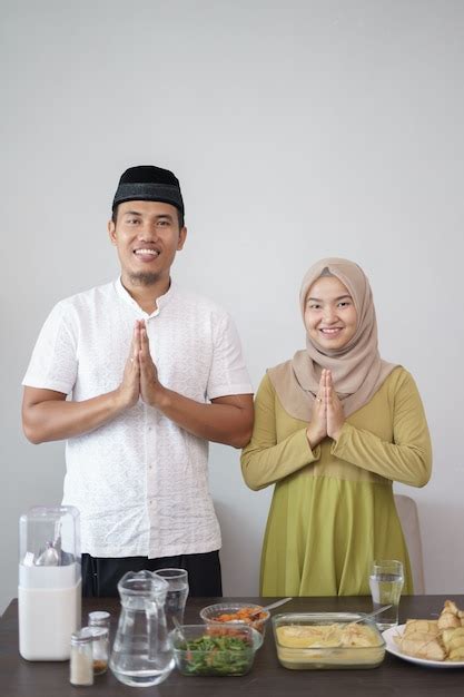 Muslim couple greeting on hari raya | Premium Photo