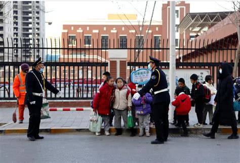 每天4次，护送小学生上学，这个小区的保安真贴心-宁夏新闻网