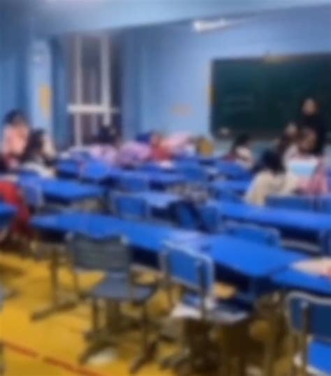 河南一小学突然停止办学，学生哭成一片，老师：学校欠薪近1年，教育局：正在处理_腾讯新闻