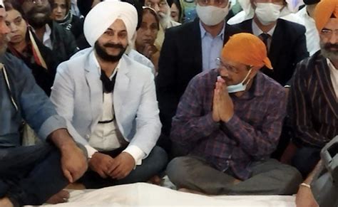 कृषि कानूनों की वापसी के ऐलान के बाद केजरीवाल पहुंचे गुरुद्वारा रकाब ...
