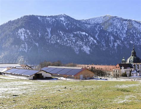 Hochmoderner Milchviehstall - gebaut von Benediktiner-Mönchen ...