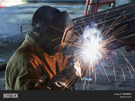 trabajador de soldador metal de soldadura por electrodo con arco ...