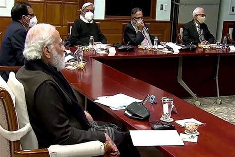 Omicron के खतरों के बीच PM मोदी की हाइलेवल मीटिंग, कहा-