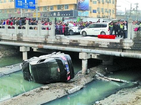 北京暴雨致2人遇难，夫妻驾车涉水被困桥下！事故现场：桥下水位曾高达1.75米-新闻频道-和讯网