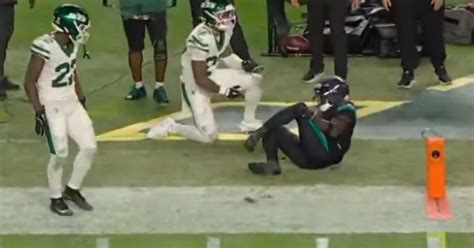 Dolphins WR Tyreek Hill Carted Off Field After Suffering Gruesome Leg ...