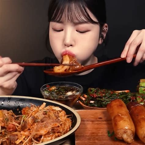 Mukbang Eating Chicken 的图像结果