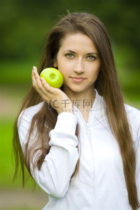 拿着苹果的女孩高清摄影大图-千库网