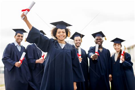 教育,毕业人的群快乐的国际学生迫击炮板学士学位礼服与文凭高清图片下载-正版图片300401080-摄图网