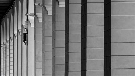 Download wallpaper 1600x900 columns, architecture, bw, light widescreen ...