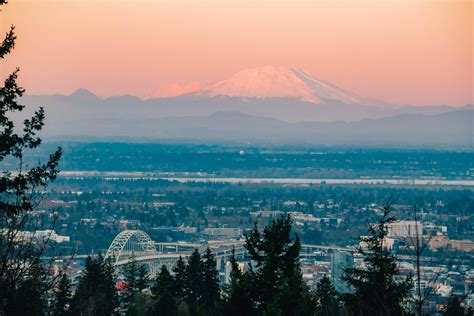 12 Things to Know: Living in SEATTLE VS. PORTLAND