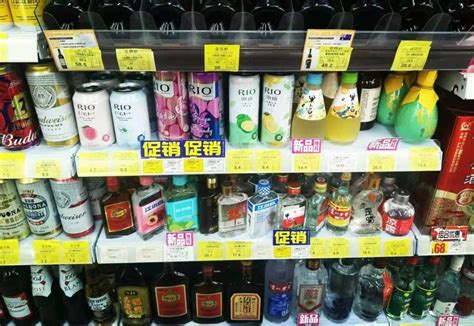 超市 货架 江小白 酒-罐头图库
