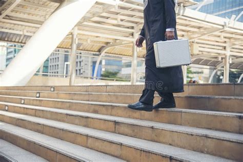 People Walking to Work 的图像结果