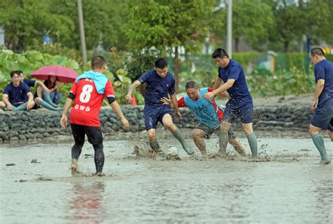 满身泥水也开心，新浜第三届泥地足球赛开赛