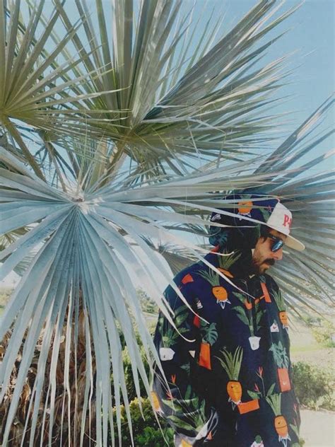 HOTEL POOLS, WAVEFINDER (SFERRO & MAKE UP AND VANITY SET), THE.HALFLIFE ...