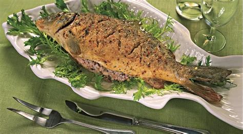 Ароматная форель, фаршированная овощами и запеченная в фольге на гриле ...