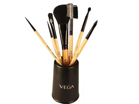 The Best Travel Makeup Brushes To Buy RN