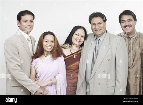 5 People Standing Together 的图像结果